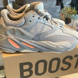 YEEZY BOOST 700 INERTI
